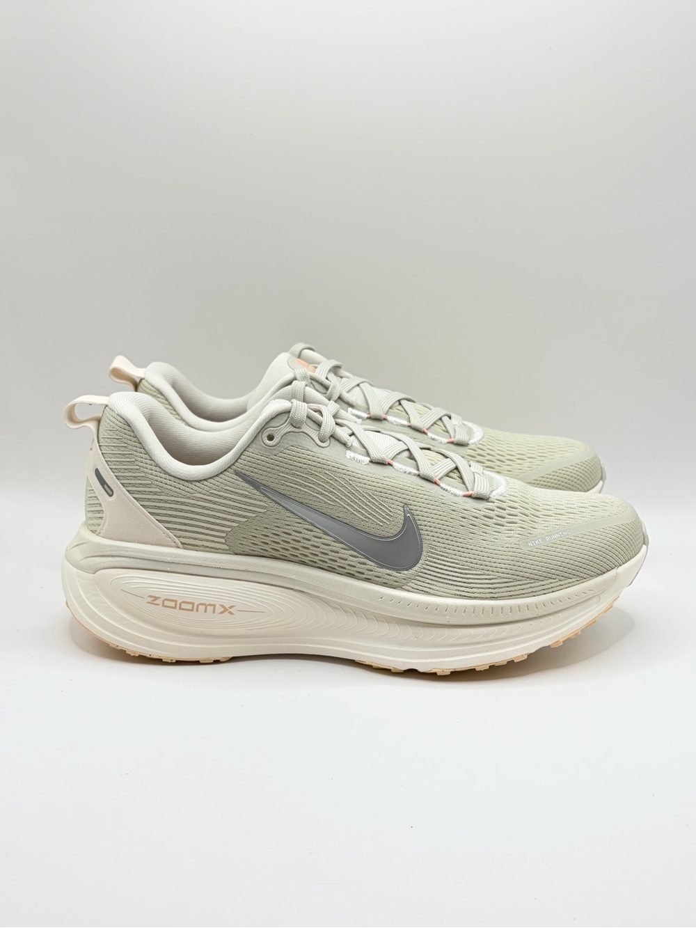 Nike Vomero 18 Women’s Running Shoes — light bone Metallic Silver